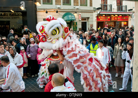 Löwentanz, traditionellen chinesischen Gewohnheit angenommen, dass Glück bringen für das Chinese New Year, Chinatown, Soho, London, WC2, UK Stockfoto