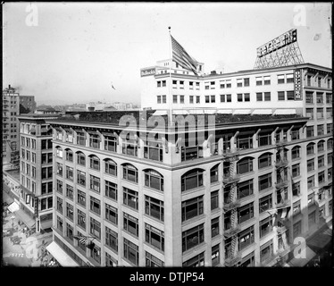 Ein Panoramablick auf die Innenstadt von Los Angeles vom Lankershim-Gebäude aus, aufgenommen im November 1917, das den South Broadway, die 7th Street und den North Broadway in einer urbanen Landschaft des frühen 20. Jahrhunderts zeigt. Stockfoto