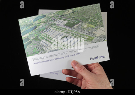 Ausbau des Flughafens Heathrow: öffentliche Konsultationsdokumente legen in Briefkästen der Anwohner in der Nähe von Heathrow, London, UK. Stockfoto