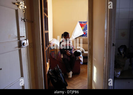 Madrid, Spanien. 19. Februar 2014. 9 jährige Raquel Concepcion Menendez und 6 Jahre alten Jean Carlos ConcepciÃƒÂ³n Menendez Fernsehen bevor Sie zur Schule zu gehen, während sie darauf warten, aus ihrer Heimat in Madrid, Spanien, Mittwoch, 19. Februar 2014 geräumt werden. Maria Menendez Melendez 29-jährige aus der Dominikanischen Republik lebt seit acht Jahren mit seinem Partner Carlos und ihren zwei Kindern, Raquel ConcepciÃƒÂ³n Menendez 9 jährige und Jean Carlos Concepcion Menendez 6 Jahre alt, in einer Wohnung Eigentum von '' La CAM-Sabadell'' mit denen sie vertraglich einer Hypothek, die für 6 Jahre nicht gezahlt haben. Vor becom Stockfoto