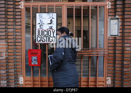 Madrid, Spanien. 19. Februar 2014. 29 Jahre-Ol Maria Menendez Melendez tritt durch die Tür ihres Hauses, wo eine Banner mit den Gesichtern der wichtigsten spanischen Banker wird angezeigt und es hat '' Trial und Strafe '' nach zu wissen, dass ihre Vertreibung verschoben wurde geschrieben in Madrid, Spanien, Mittwoch, 19. Februar 2014 undatiert. Maria Menendez Melendez 29-jährige aus der Dominikanischen Republik lebt seit acht Jahren mit seinem Partner Carlos und ihren zwei Kindern, Raquel ConcepciÃƒÂ³n Menendez 9 jährige und Jean Carlos Concepcion Menendez 6 Jahre alt, in einer Wohnung Eigentum von '' La CAM-Sabadell'' w Stockfoto