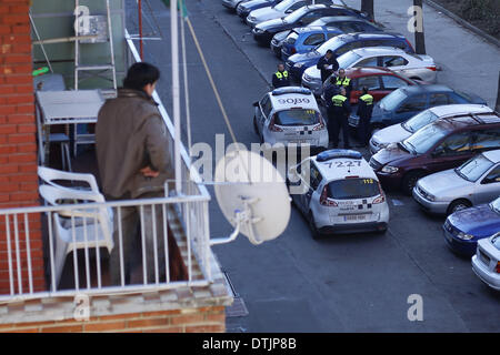 Madrid, Spanien. 19. Februar 2014. Ein Nachbar sieht, Stadtpolizei, die 29 Jahre alte Maria Menendez Melendez-Familie bei ihrem Versuch der Vertreibung in Madrid, Spanien, Mittwoch, 19. Februar 2014 vertreiben wollten. Maria Menendez Melendez 29-jährige aus der Dominikanischen Republik lebt seit acht Jahren mit seinem Partner Carlos und ihren zwei Kindern, Raquel ConcepciÃƒÂ³n Menendez 9 jährige und Jean Carlos Concepcion Menendez 6 Jahre alt, in einer Wohnung Eigentum von '' La CAM-Sabadell'' mit denen sie vertraglich einer Hypothek, die für 6 Jahre nicht gezahlt haben. Bevor er arbeitete arbeitslos Maria als Stockfoto