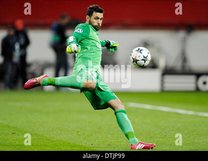 BayArena Leverkusen, Deutschland. 18. Februar.2014, UEFA-Champions-League-Saison 2013/14 k.o.-Runde 1. Etappe, Bayer 04 Leverkusen (schwarz) - Paris St. Germain (white)---Salvatore Sirigu Credit: Kolvenbach/Alamy Live-Nachrichten Stockfoto