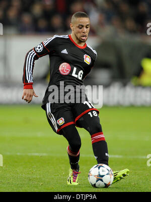 BayArena Leverkusen, Deutschland. 18. Februar.2014, UEFA-Champions-League-Saison 2013/14 k.o.-Runde 1. Etappe, Bayer 04 Leverkusen (schwarz) - Paris St. Germain (weiß)---Sydney Sam (Leverkusen) Credit: Kolvenbach/Alamy Live-Nachrichten Stockfoto