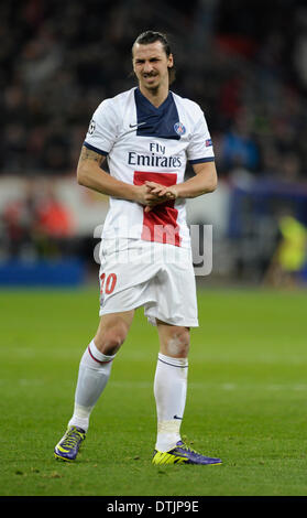 BayArena Leverkusen, Deutschland. 18. Februar.2014, UEFA-Champions-League-Saison 2013/14 k.o.-Runde 1. Etappe, Bayer 04 Leverkusen (schwarz) - Paris St. Germain (white)---Zlatan Ibrahimovic Schmerzen Credit: Kolvenbach/Alamy Live-Nachrichten Stockfoto