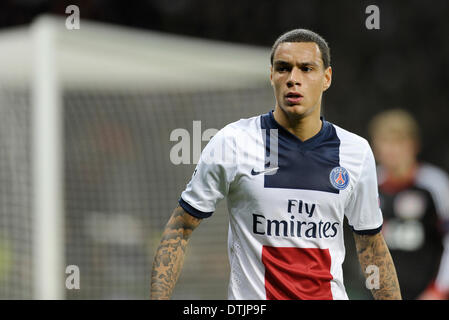 BayArena Leverkusen, Deutschland. 18. Februar.2014, UEFA-Champions-League-Saison 2013/14 k.o.-Runde 1. Etappe, Bayer 04 Leverkusen (schwarz) - Paris St. Germain (white)---Gregory Van der Wiel Credit: Kolvenbach/Alamy Live-Nachrichten Stockfoto