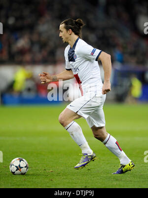 BayArena Leverkusen, Deutschland. 18. Februar.2014, UEFA-Champions-League-Saison 2013/14 k.o.-Runde 1. Etappe, Bayer 04 Leverkusen (schwarz) - Paris St. Germain (weiß)---Zlatan Ibrahimovic Credit: Kolvenbach/Alamy Live-Nachrichten Stockfoto