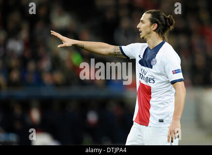 BayArena Leverkusen, Deutschland. 18. Februar.2014, UEFA-Champions-League-Saison 2013/14 k.o.-Runde 1. Etappe, Bayer 04 Leverkusen (schwarz) - Paris St. Germain (weiß)---Zlatan Ibrahimovic Gesten Credit: Kolvenbach/Alamy Live-Nachrichten Stockfoto