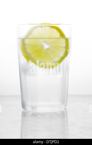Glas Wasser mit Eis und Zitrone Stockfoto