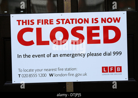 Großbritannien, London: Ein Bild zeigt ein Schild mit der Aufschrift "This Fire Station jetzt geschlossen an den Türen der Belsize Feuerwache ist". 19.02.2014 Stockfoto
