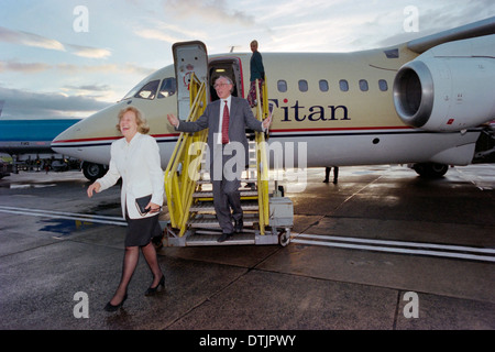 Donald Dewar MP (mit Baroness Smith), Ankunft am Flughafen von Edinburgh mit dem Mandat für eine dezentralisierte schottische Parlament. Stockfoto