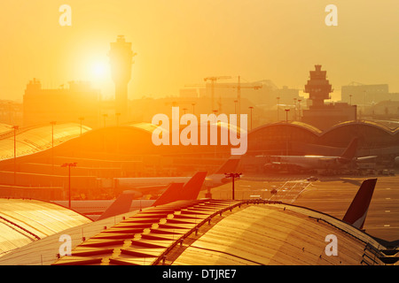 Hong Kong internationalen Verkehr FlughafenKontrollturm bei Sonnenuntergang Stockfoto