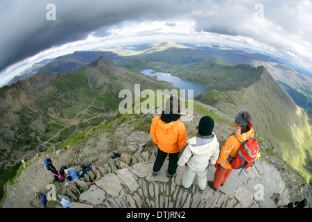 Drei Menschen standen an der Spitze eines Berges, Snowdon, Nordwales. Stockfoto