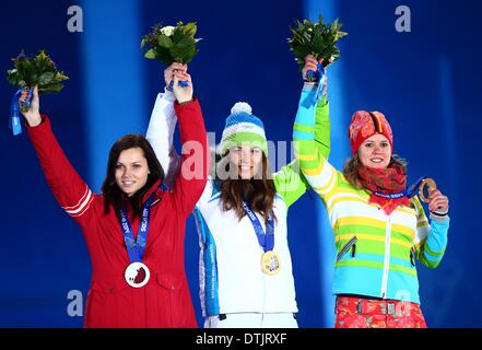 (L-R) Silbermedaillengewinner Anna Fenninger Österreichs, Goldmedaillengewinner Tina Maze Sloweniens und Bronzemedaille Viktoria Rebensburg Deutschlands stellen mit ihren Medaillen bei der Siegerehrung für die Frauen Riesenslalom Ski Alpin Event bei den Sochi 2014 Olympischen Spielen, Sotschi, Russland, 19. Februar 2014. Foto: Christian Charisius/dpa Stockfoto