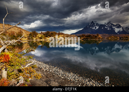 Sonnenaufgang in Torres del Paine Nationalpark, Lake Pehoe und Cuernos Bergen, Patagonien, Chile Stockfoto