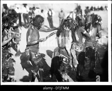 Durchführung von Hopi Snake Dance am Pueblo von Oraibi, Arizona, ca.1896 Stockfoto