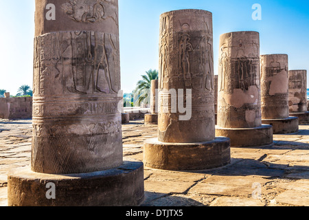 Die alten ägyptischen Tempel in Kom Ombo auf die Bankc des Nils. Stockfoto