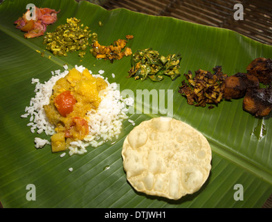 Indien, Kerala, Süd-indisches Essen, Mahlzeit auf Bananenblatt serviert Stockfoto