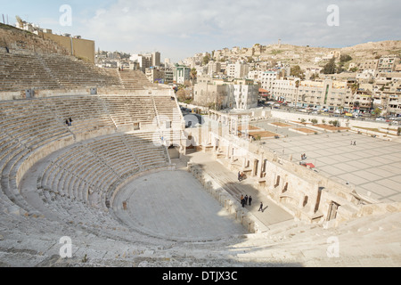 Antike römische Theater und die Stadt sehen Sie mit Menschen in Amman, Jordanien Stockfoto