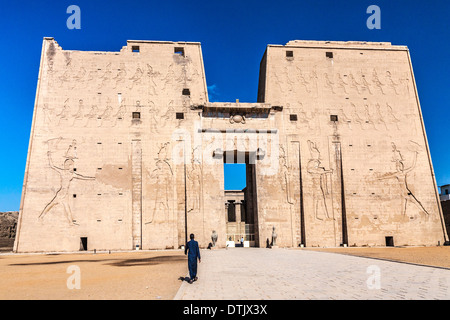 Die erste große Pylon am Eingang der alten ägyptischen Tempel des Horus in Edfu. Stockfoto