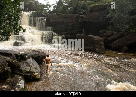 Wasserfälle Popokvil. Bokor National Park. Popokvil WaterfallPopokvil, d. h. wirbelnde Wolken ist möglicherweise nach der Ling benannt. Stockfoto