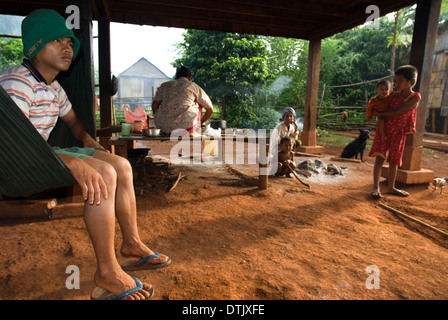 Familie der Minderheit ethnisch Khmer Leu. Kateung Dorf. Ratanakiri. Ratanakiri liegt im äußersten Nordosten Kambodschas grenzt Stockfoto