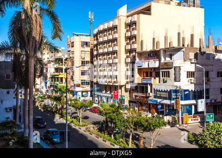 Erhöhten Blick auf einer belebten Straße in Luxor, Ägypten. Stockfoto