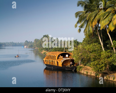 Indien, Kerala Backwaters, Kettuvallam Boot Reise Hausboot vertäut im Rückstau Stockfoto