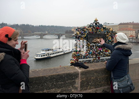 Vorhängeschlösser an der Karlsbrücke. Die Idee, inspiriert von den Protagonisten des Romans ich wollte Sie, von Federico Moccia Stockfoto