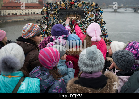 Vorhängeschlösser an der Karlsbrücke. Die Idee, inspiriert von den Protagonisten des Romans ich wollte Sie, von Federico Moccia Stockfoto