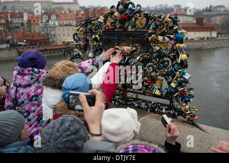 Vorhängeschlösser an der Karlsbrücke. Die Idee, inspiriert von den Protagonisten des Romans ich wollte Sie, von Federico Moccia Stockfoto