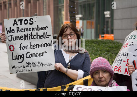 ATOS Hauptsitz, London, UK, 19. Februar 2014. Menschen versammeln sich außen ATOS Hauptsitz in London, das Unternehmen Umsetzung der Arbeit Fähigkeit Bewertungen zu protestieren. Demonstranten sagen, dass ATOS Arbeiter mit wenig oder gar keine medizinischen Kenntnisse Fehlentscheidungen, die dazu führen, Menschen verlieren ihre Leistungen bei Krankheit treffen, und fordern, dass ein qualifizierter Arzt, im Idealfall der Hausarzt, regelmäßig sieht und behandelt die kranke oder Behinderte Person in Frage, die einzige Person in der Lage ist zu entscheiden, ob ein Individuum für die Arbeit fit ist. Bildnachweis: Patricia Phillips/Alamy Live-Nachrichten Stockfoto