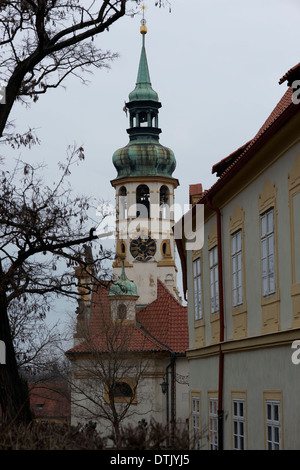 Der schönen St. Nikolaus-Kirche am Altstädter Ring wurde im Jahre 1735 fertiggestellt und ersetzt eine Pfarrkirche stammt aus 1273 urkundlich erwähnt. St. Nikolaus ist eine barocke Kirche, dessen, die Innenraum von der Kapelle von St. Louis-des-Invalides in Paris inspiriert wurde. Die zarten Stuckdekoration wurde von Bernardo Spinetti und die Fresken von Peter Adam der ältere ausgeführt. Die Skulpturen sind von Antonín Braun. Stockfoto