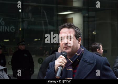 ATOS Hauptsitz, London, UK, 19. Februar 2014. Schauspieler und Aktivist Mark Thomas spricht außen ATOS Hauptsitz in London, das Unternehmen Umsetzung der Arbeit Fähigkeit Bewertungen zu protestieren. Aktivisten für die Abschaffung der Arbeit Fähigkeitsbewertung genannt und erklärt, dass ein qualifizierter Arzt, im Idealfall der Hausarzt, regelmäßig sieht und behandelt die Kranken oder behinderten Person in Frage, die einzige Person in der Lage ist zu entscheiden, ob ein Individuum für die Arbeit fit ist. Bildnachweis: Patricia Phillips/Alamy Live-Nachrichten Stockfoto