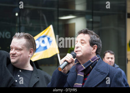 ATOS Hauptsitz, London, UK, 19. Februar 2014. Schauspieler und Aktivist Mark Thomas spricht außen ATOS Hauptsitz in London, das Unternehmen Umsetzung der Arbeit Fähigkeit Bewertungen zu protestieren. Aktivisten für die Abschaffung der Arbeit Fähigkeitsbewertung genannt und erklärt, dass ein qualifizierter Arzt, im Idealfall der Hausarzt, regelmäßig sieht und behandelt die Kranken oder behinderten Person in Frage, die einzige Person in der Lage ist zu entscheiden, ob ein Individuum für die Arbeit fit ist. Bildnachweis: Patricia Phillips/Alamy Live-Nachrichten Stockfoto