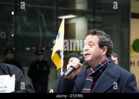 ATOS Hauptsitz, London, UK, 19. Februar 2014. Schauspieler und Aktivist Mark Thomas spricht außen ATOS Hauptsitz in London, das Unternehmen Umsetzung der Arbeit Fähigkeit Bewertungen zu protestieren. Aktivisten für die Abschaffung der Arbeit Fähigkeitsbewertung genannt und erklärt, dass ein qualifizierter Arzt, im Idealfall der Hausarzt, regelmäßig sieht und behandelt die Kranken oder behinderten Person in Frage, die einzige Person in der Lage ist zu entscheiden, ob ein Individuum für die Arbeit fit ist. Bildnachweis: Patricia Phillips/Alamy Live-Nachrichten Stockfoto