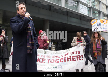 ATOS Hauptsitz, London, UK, 19. Februar 2014. Schauspieler und Aktivist Mark Thomas spricht außen ATOS Hauptsitz in London, das Unternehmen Umsetzung der Arbeit Fähigkeit Bewertungen zu protestieren. Aktivisten für die Abschaffung der Arbeit Fähigkeitsbewertung genannt und erklärt, dass ein qualifizierter Arzt, im Idealfall der Hausarzt, regelmäßig sieht und behandelt die Kranken oder behinderten Person in Frage, die einzige Person in der Lage ist zu entscheiden, ob ein Individuum für die Arbeit fit ist. Bildnachweis: Patricia Phillips/Alamy Live-Nachrichten Stockfoto