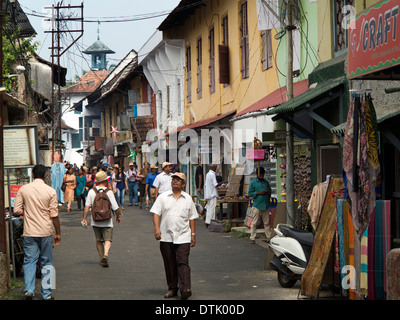 Indien, Kerala, Fort Cochin, Mattancherry, Jewtown, Besucher in der Synagoge Lane Stockfoto