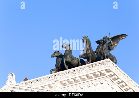 Statuen von Pferden auf dem Dach des Capitoline in Rom, Italien Stockfoto