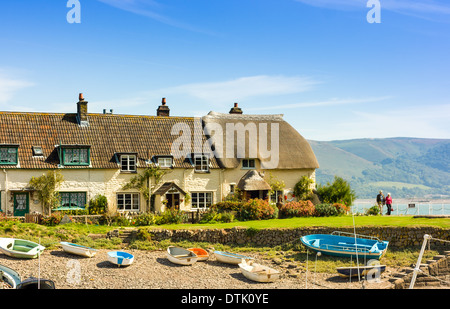 Reihe von Urlaub auf dem Land im Herzen von Exmoor Nationalpark Somerset England zwei ältere Touristen zu Fuß auf Fußweg idyllisch Stockfoto