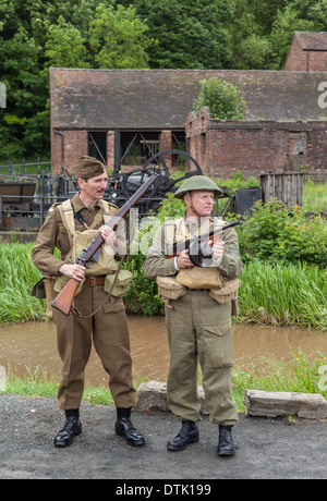 Zwei junge Erwachsene Männer gekleidet in zweiten Weltkrieg Heimwehr Uniform als Bestandteil der 1940er Jahre Reenactment. Stockfoto