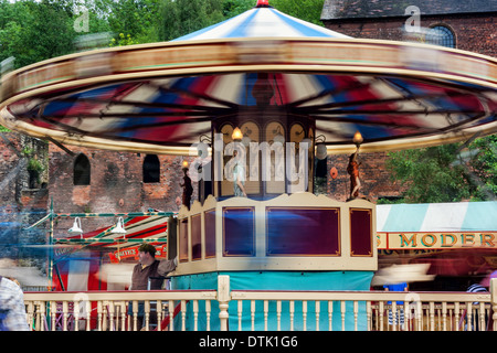 Mann-Betrieb eine Gelage fairen Fahrt am Blists Hill viktorianischen Stadtmuseum Telford, Shropshire, England Stockfoto