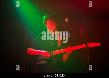 Birmingham, Vereinigtes Königreich. 18. Februar 2014. Walisische Sängerin, Songwriter Cate Le Bon im Konzert von The Hare & Hounds, Kings Heath, Birmingham, 18. Februar 2014 Credit: John Bentley/Alamy Live News Stockfoto