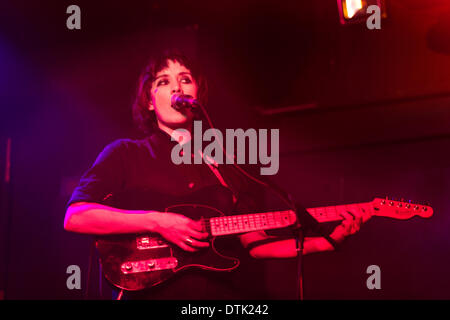 Birmingham, Vereinigtes Königreich. 18. Februar 2014. Walisische Sängerin, Songwriter Cate Le Bon im Konzert von The Hare & Hounds, Kings Heath, Birmingham, 18. Februar 2014 Credit: John Bentley/Alamy Live News Stockfoto