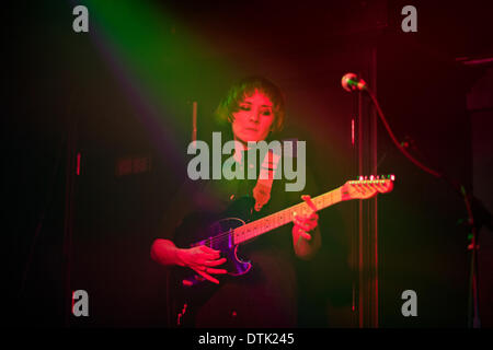 Birmingham, Vereinigtes Königreich. 18. Februar 2014. Walisische Sängerin, Songwriter Cate Le Bon im Konzert von The Hare & Hounds, Kings Heath, Birmingham, 18. Februar 2014 Credit: John Bentley/Alamy Live News Stockfoto