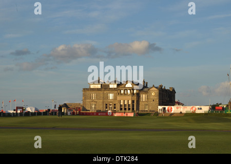 Blick auf das Clubhaus aus dem 18. Loch auf dem Old Course in St Andrews, Fife, Schottland, UK Stockfoto