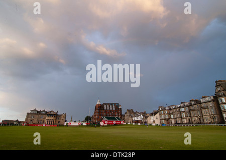 Blick auf das Clubhaus aus dem 18. Loch auf dem Old Course in St Andrews, Fife, Schottland, UK Stockfoto