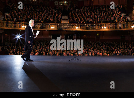 Dirigent zu Fuß auf der Bühne im theater Stockfoto