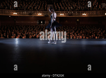 Ballett-Tänzerin auf der Bühne im Theater durchführen Stockfoto