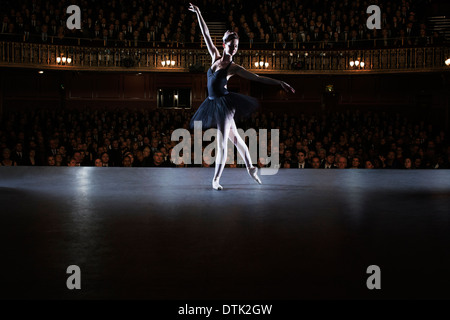 Ballett-Tänzerin auf der Bühne im Theater durchführen Stockfoto